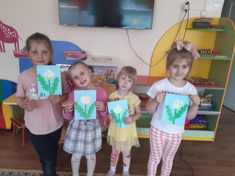 Аппликация "Одуванчик на полянке".
