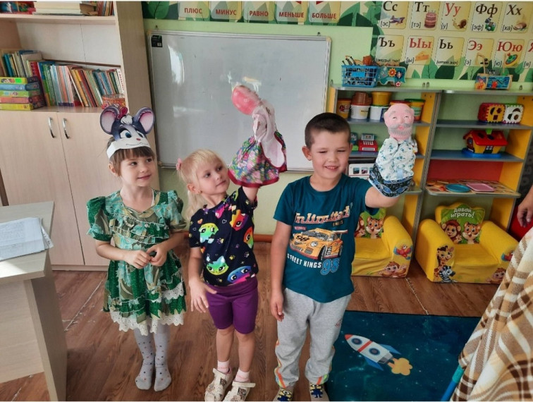 Театр по сказке "Курочка Ряба".